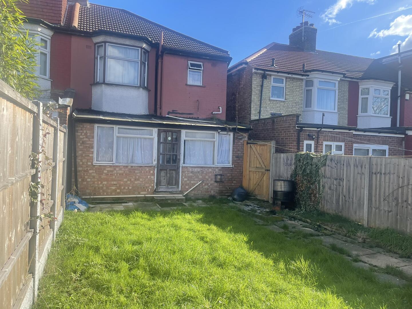 3 bed property in Kendal Avenue, London